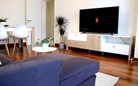 Cozy Apartment With Free Parking & Close To Lake