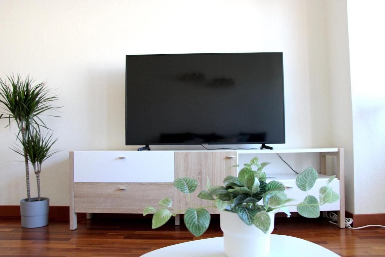 Cozy Apartment With Free Parking & Close To Lake Lugano Esterno foto